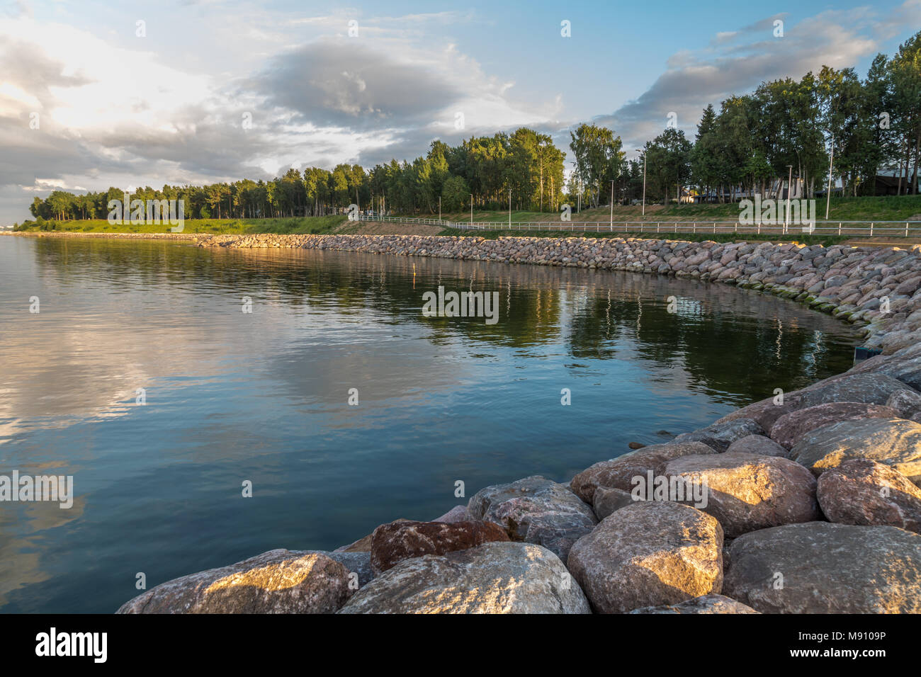 Il terrapieno sul mar Baltico a Tallinn in estate Foto Stock