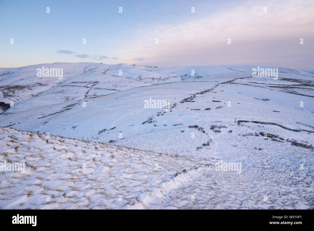 Vista di Kinder Scout da vicino Hayfield su un bel mattino nevoso in dicembre. Un paesaggio di brughiera del Peak District, Derbyshire, in Inghilterra. Foto Stock