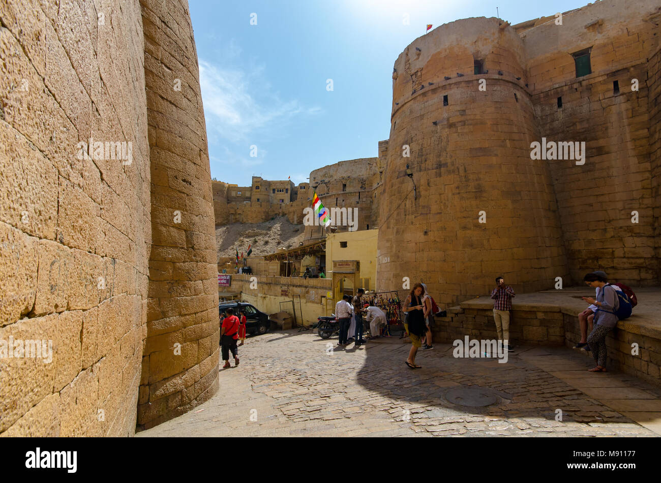 Jaisalmer Rajasthan, India - 25 Febbraio 2018: le persone all'interno Forte di Jaisalmer, uno degli ultimi fort vive nel mondo. Foto Stock