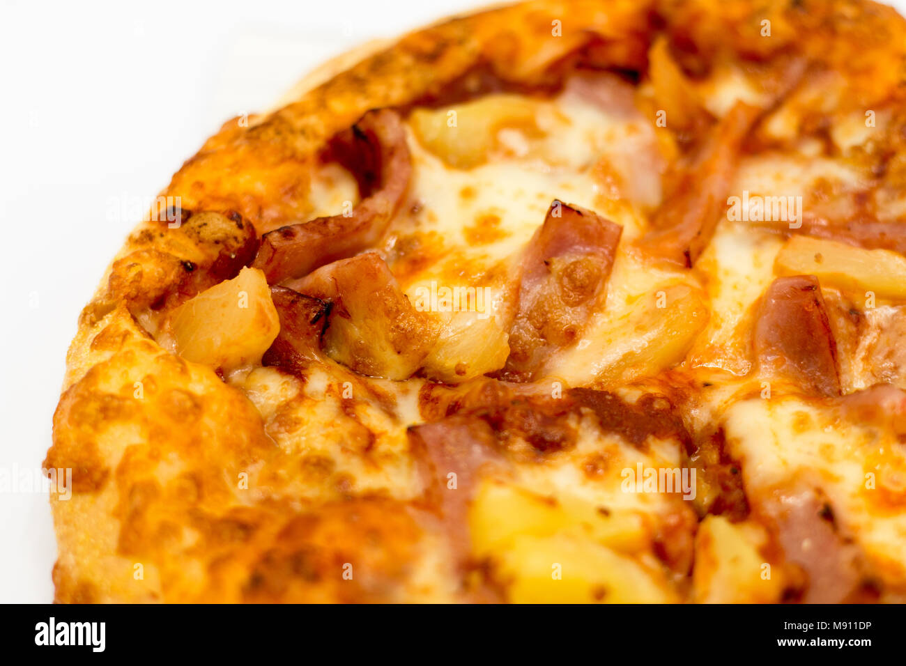 Costo-up Hawaiian pizza box set isolato su sfondo bianco. Esso spazio Copia la selezione e la messa a fuoco. Foto Stock