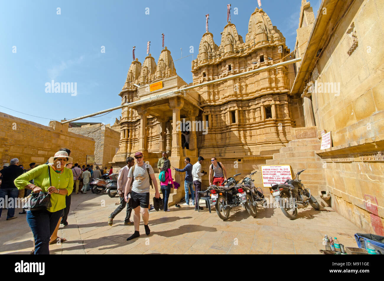 Jaisalmer Rajasthan, India - 25 Febbraio 2018: turisti infront del tempio Jain all'interno di Jaisalmer Fort. Foto Stock
