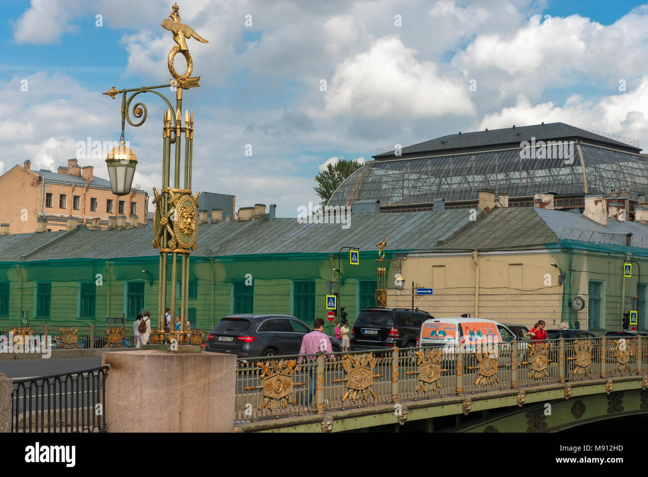 RUSSIA, San Pietroburgo - Agosto 18, 2017: Decorative lanterna della Panteleymonovsky ponte, sullo sfondo argine del fiume Fontanka Foto Stock