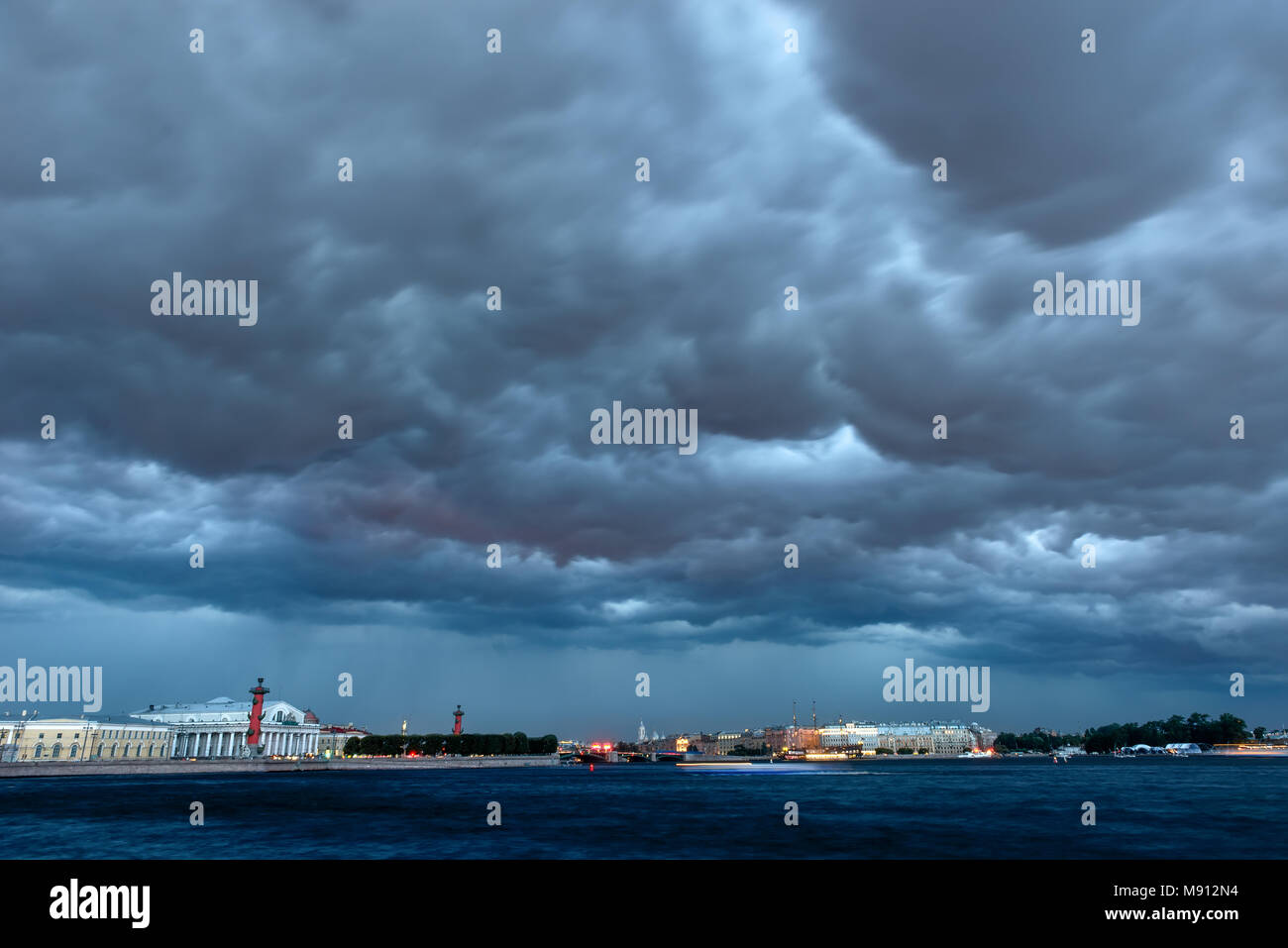 RUSSIA, San Pietroburgo - Agosto 18, 2017: nuvole temporalesche a San Pietroburgo. Il Palace bridge. Isola Vasilievsky. Foto Stock
