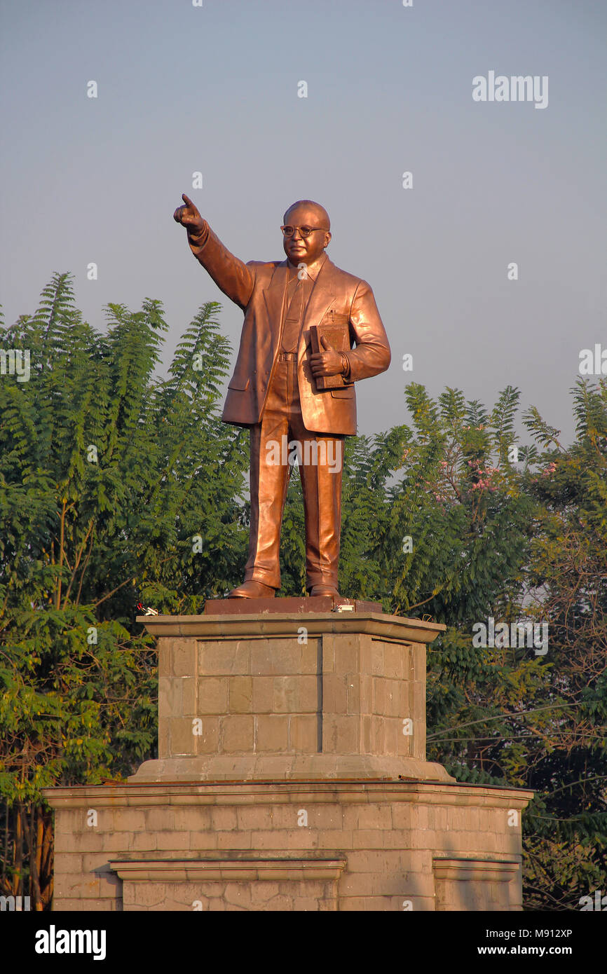 Statua del dottor Babasaheb Ambedkar, Pune University campus a Pune Foto Stock