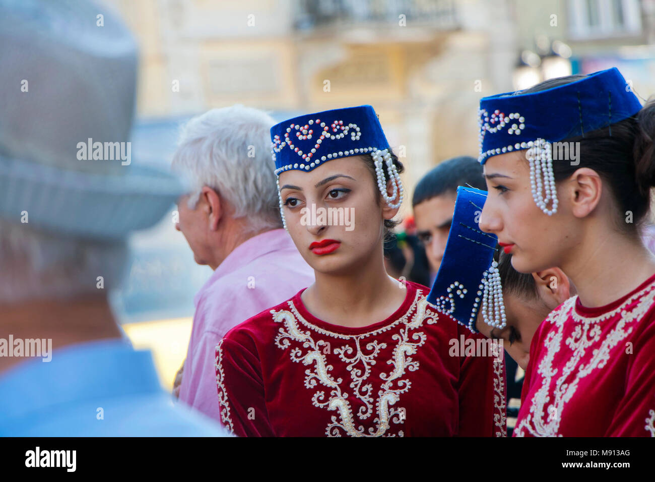 Plovdiv, Bulgaria - 3 Agosto 2013: armeno due ragazze in costumi folcloristici di attesa per la loro performance al XIX Festival Internazionale del Folclore Foto Stock