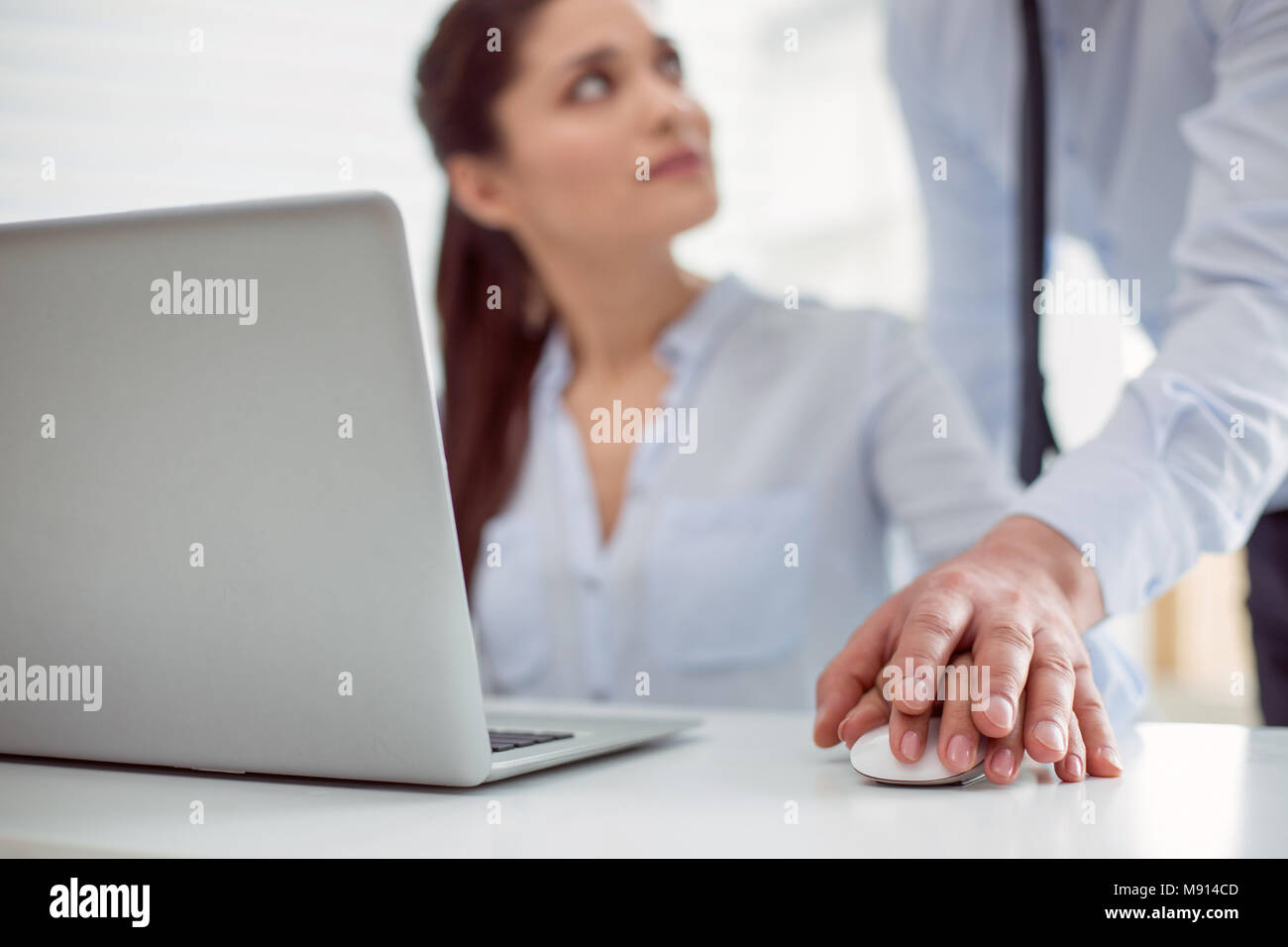 Bella giovane donna a sentire una mano maschio Foto Stock
