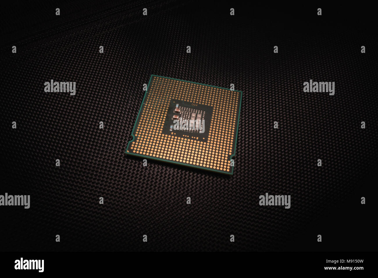 CPU o unità di elaborazione centrale su sfondo nero Foto Stock