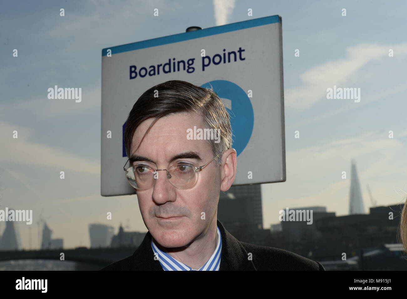 Giacobbe Rees-Mogg parla ai media prima della pesca di lasciare i piani in barca per eseguire il dump di pescare nel fiume il Tamigi di fronte al Palazzo del Parlamento in una dimostrazione simbolica contro il governo di transizione Brexit trattativa. Foto Stock