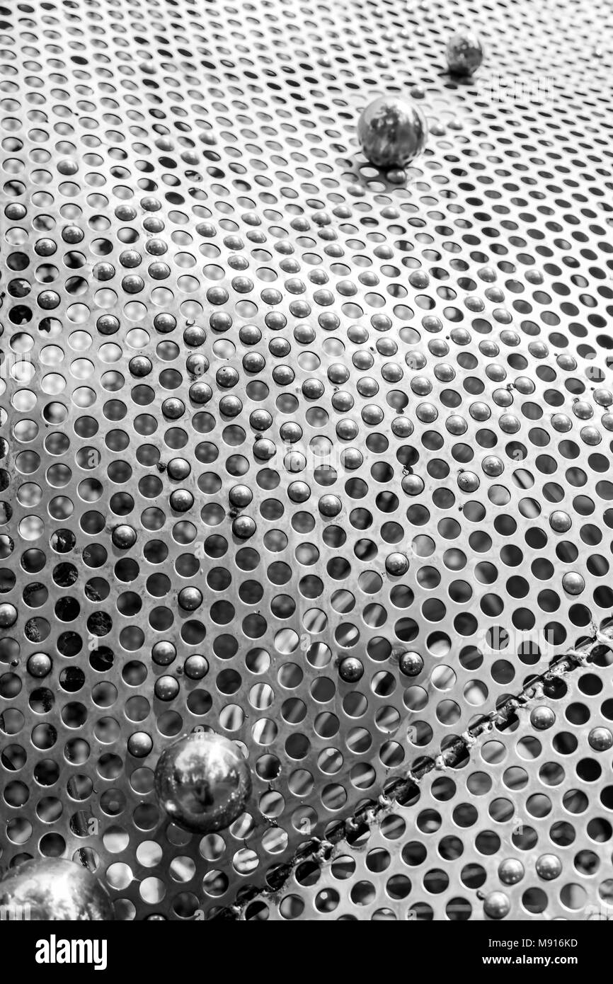 Abstract la piastra di acciaio dal foro e la sfera per saldatura. Foto Stock