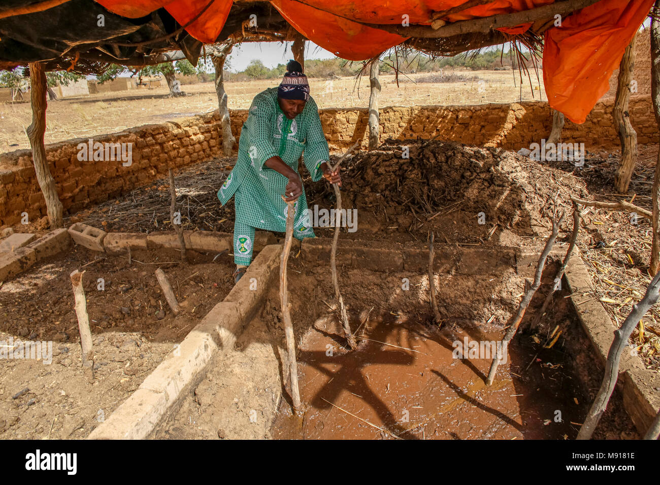 UBTEC ONG in un villaggio nei pressi di Ouahigouya, in Burkina Faso. Cooperativa CissÃ leader© Ousseini utilizzando effluente di allevamento per produrre biogaz. Foto Stock