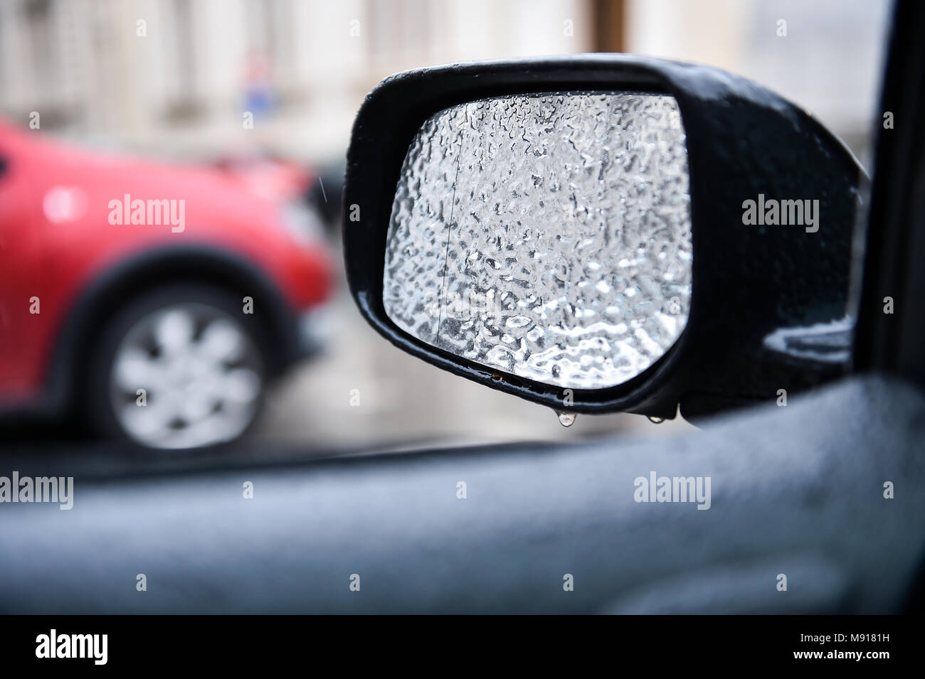 Specchio auto coperto di ghiaccio durante il congelamento fenomeno di pioggia Foto Stock