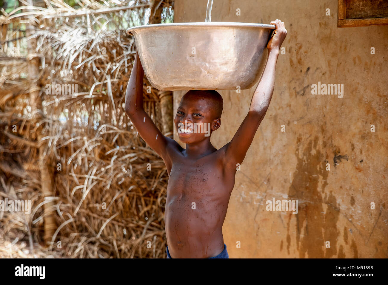 Raccolta di acqua in un Affermazione di Zou provincia village, Benin. Foto Stock