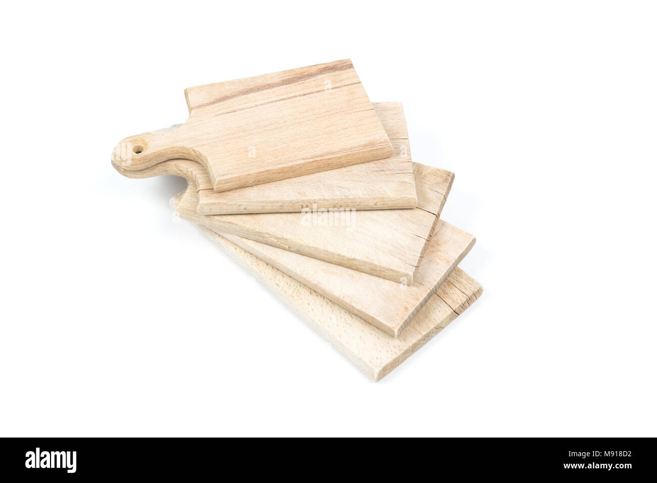 Set di utilizzato in legno marrone schede di taglio stack su ogni altro su sfondo bianco Foto Stock