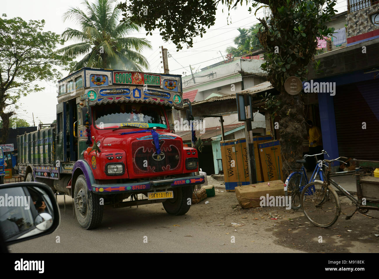 Colorato decorato carrello e merchandise parcked lungo la strada con negozi lungo l'autostrada17 est di Oodlabari, West Bengal, India Foto Stock