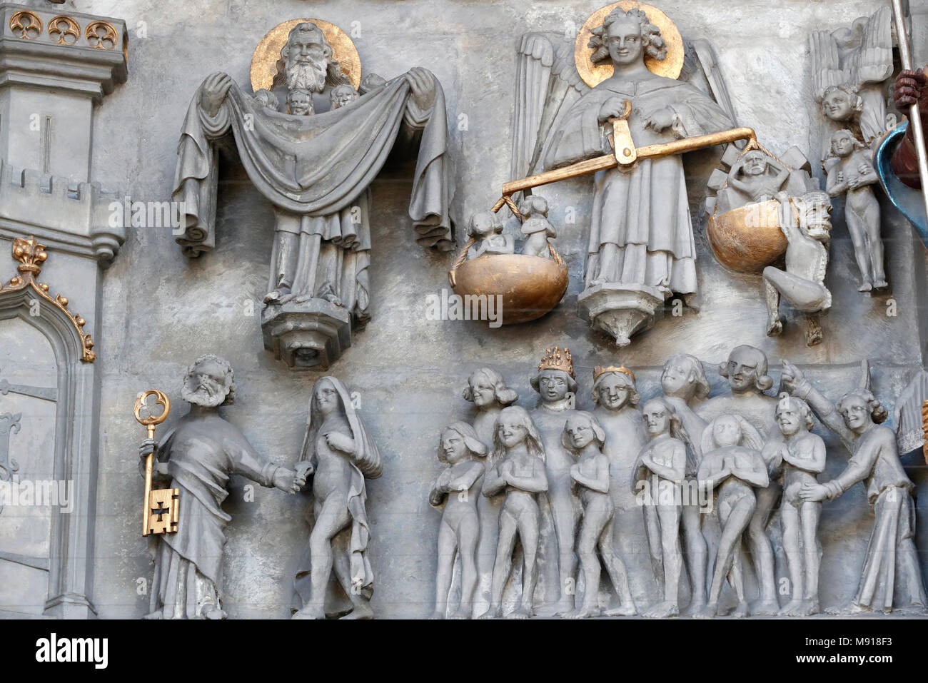 St Nicholas Cathedral. Tympan, il giudizio ultimo fine del XIV secolo. Università di Friburgo. La Svizzera. Foto Stock