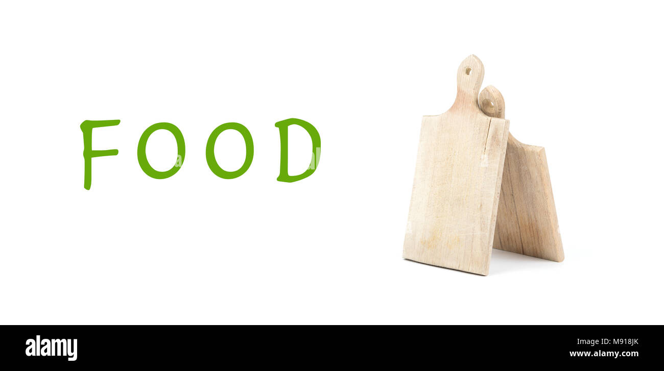 Due impiegati in legno schede di taglio isolato su sfondo bianco con scritto il segno del cibo. Lettere di colore verde sulla superficie bianca Foto Stock
