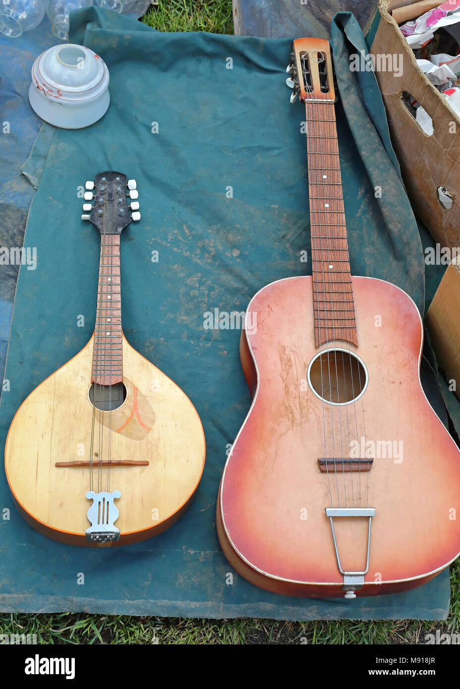 Di seconda mano Mandola e chitarra per la vendita al Mercato delle Pulci Foto Stock
