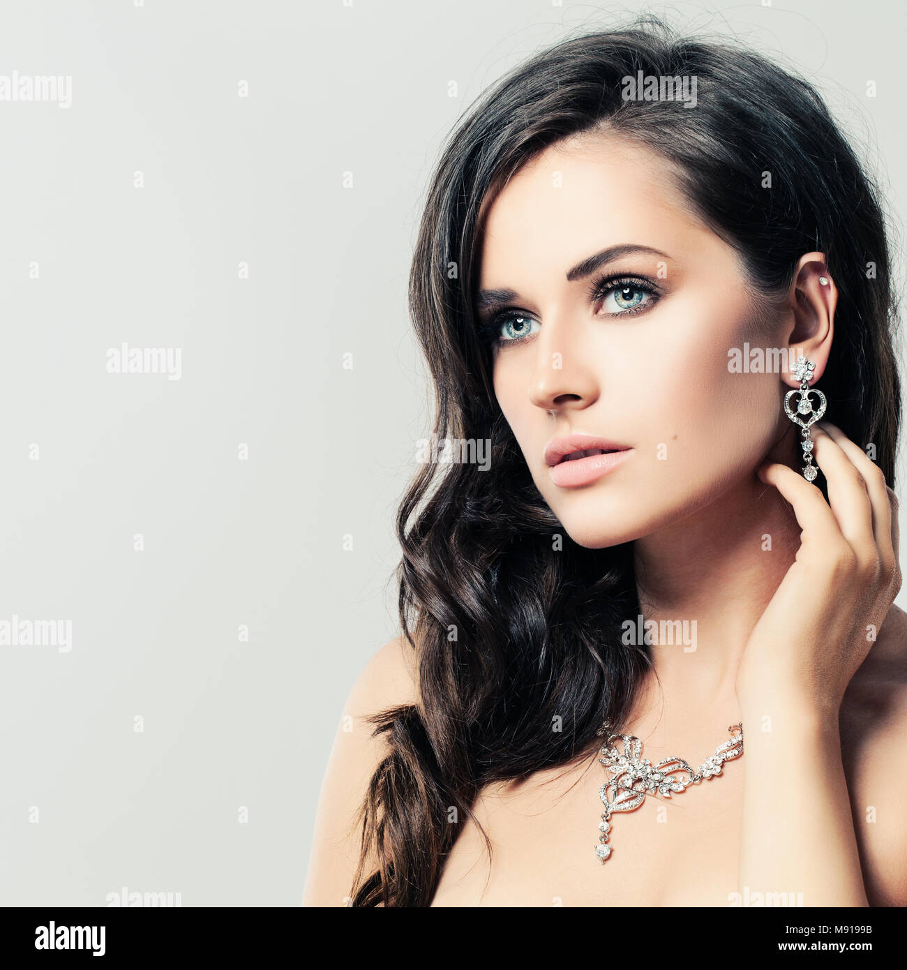 Bella Donna con gioielli Collana di Diamanti e orecchini Foto stock - Alamy