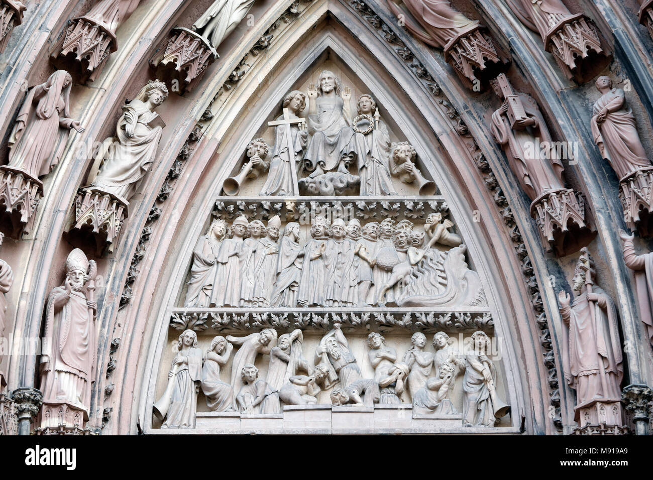 La Madonna della cattedrale di Strasburgo. La facciata occidentale. Timpano. Il giudizio finale. Strasburgo. La Francia. Foto Stock