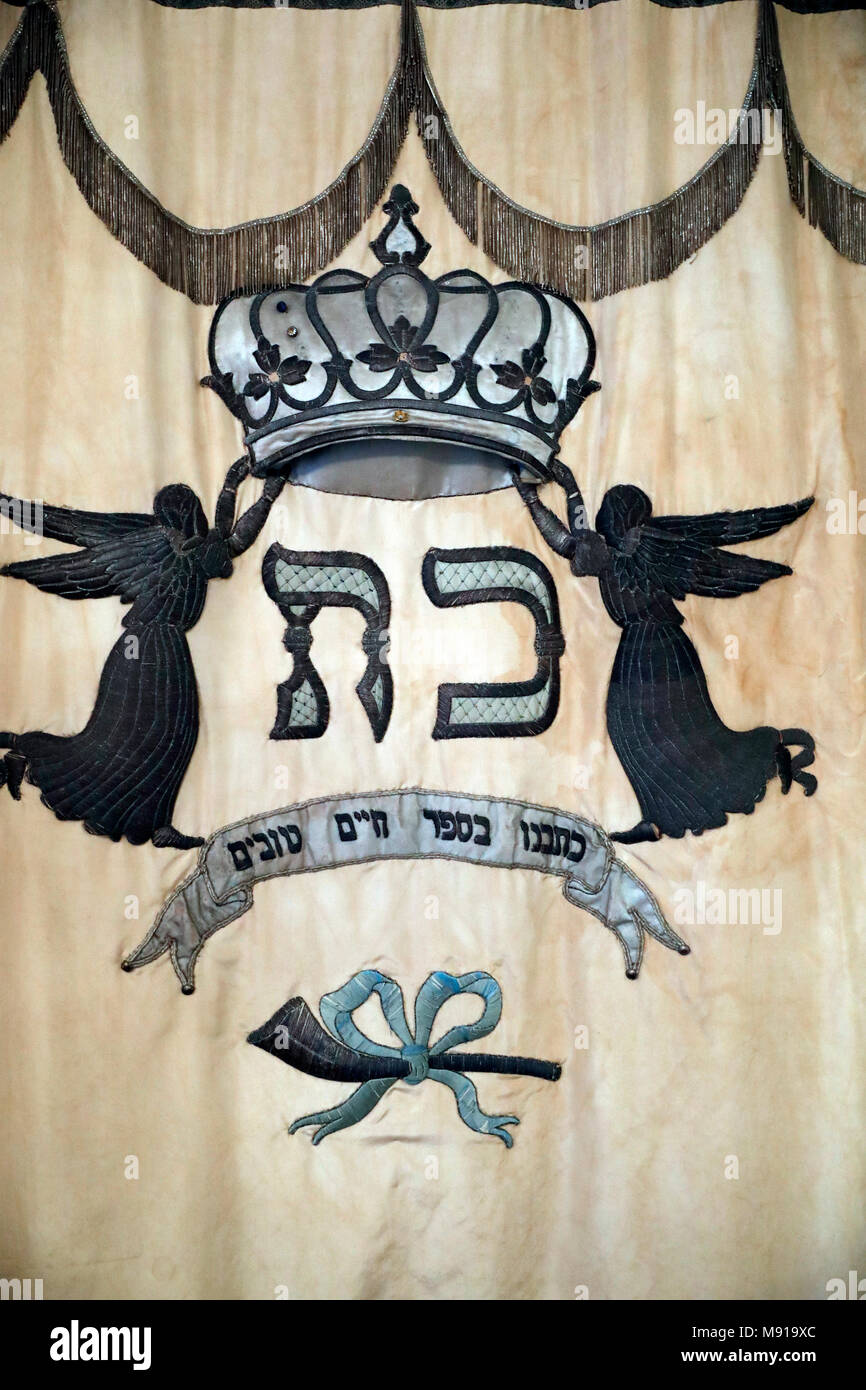 Museo Bartholdi. Il parochet è il velo che copre la Aron Kodesh contenente la Torah scrolls. Colmar. La Francia. Foto Stock