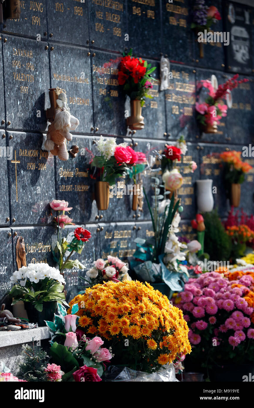 Cimitero il giorno di Tutti i Santi del. Crisantemo sulla tomba. Saint Gervais. La Francia. Foto Stock