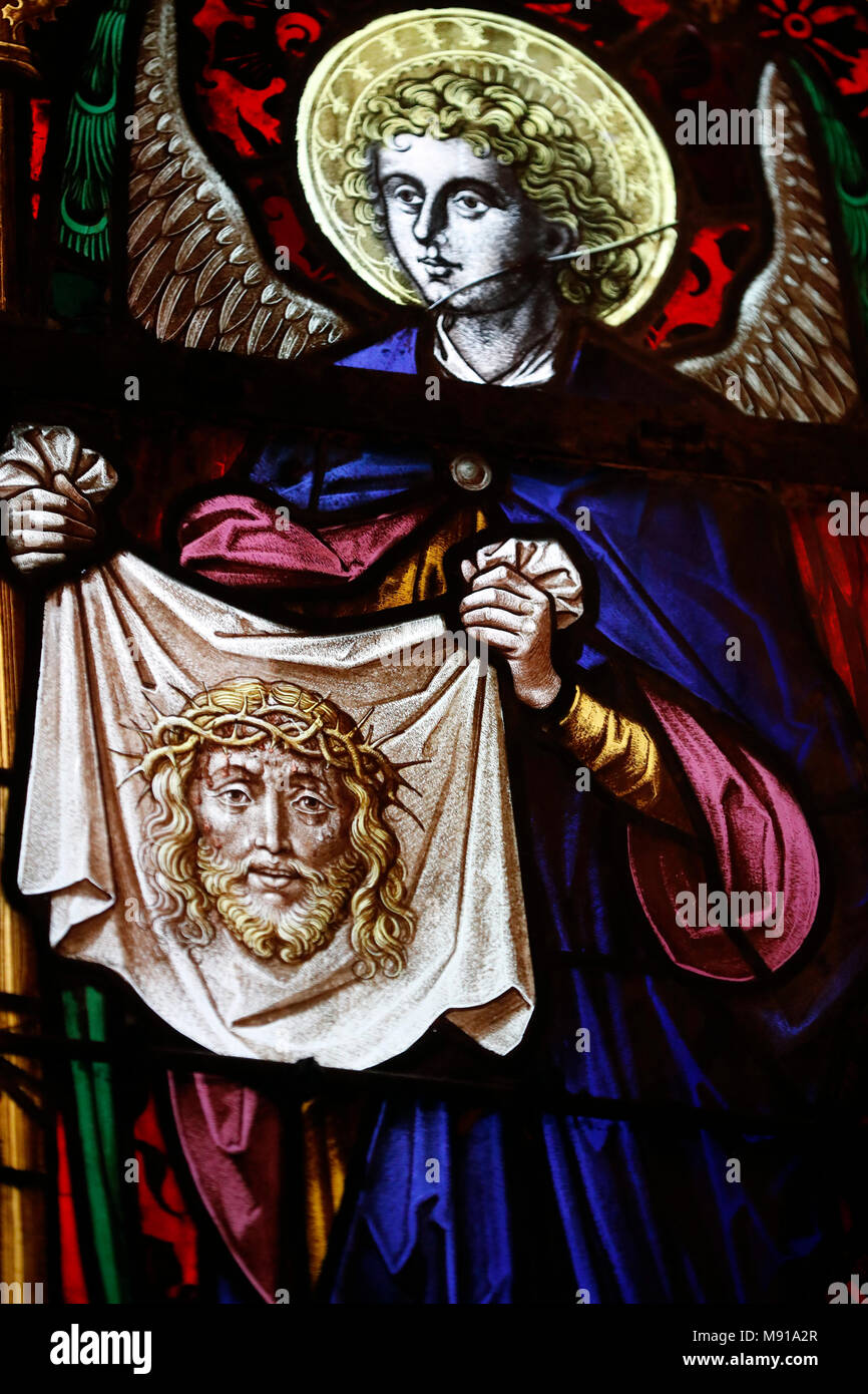 Saint-Pierre-le-Jeune chiesa protestante. Il Velo della Veronica. Finestra di vetro colorato. Strasburgo. La Francia. Foto Stock