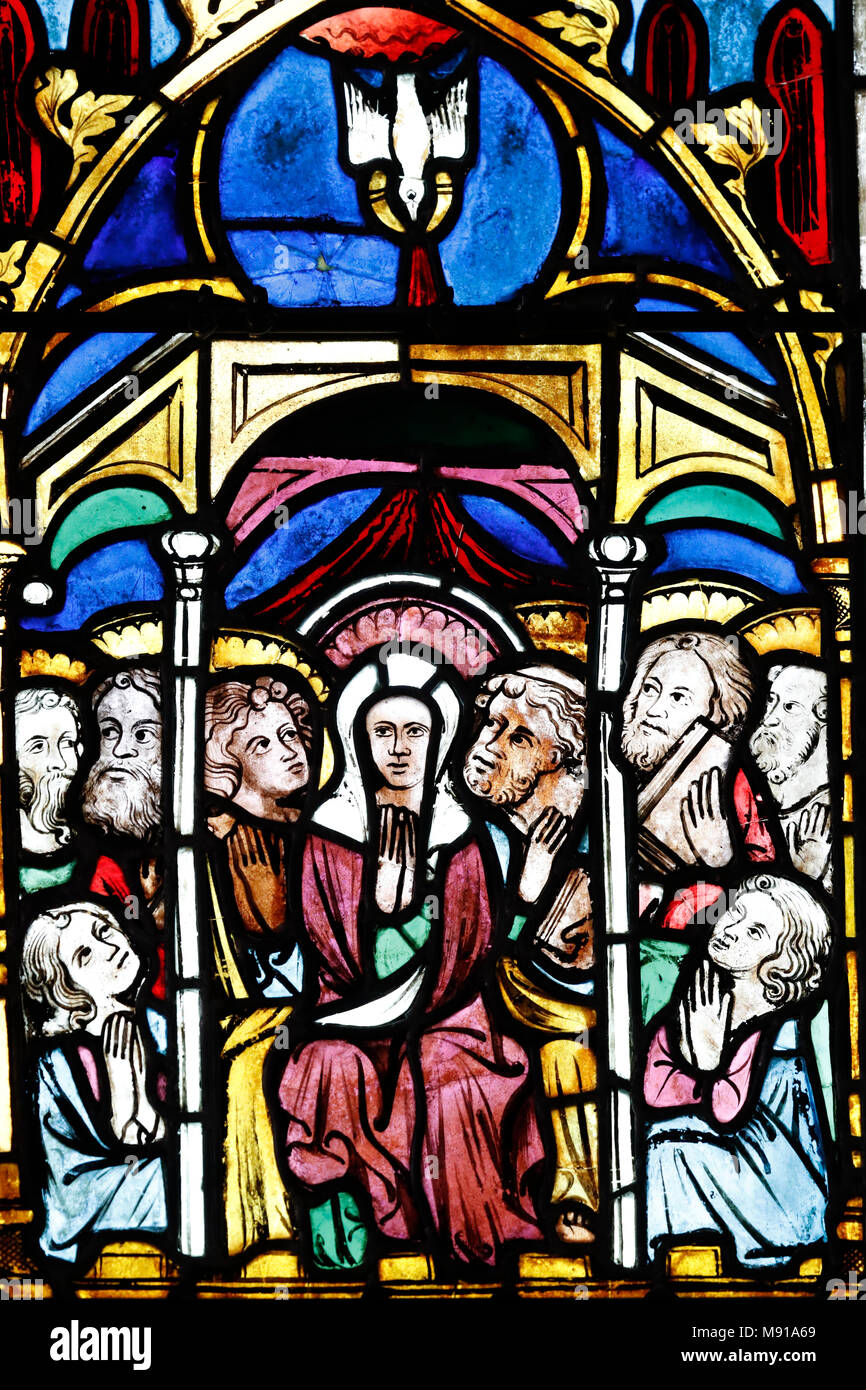 Tempio Saint-ƒtienne chiesa calvinista. Finestra di vetro colorato. L'Assunzione di Maria al cielo. Strasburgo. La Francia. Foto Stock