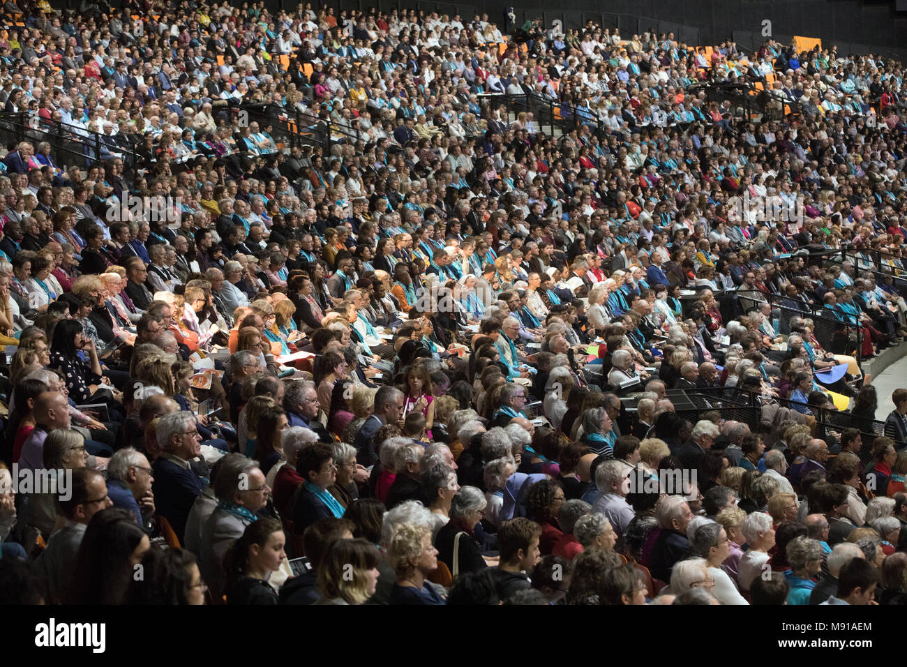 Celebrazione protestante presso la Zenith di Strasburgo. Gli adoratori. Strasburgo. La Francia. Foto Stock