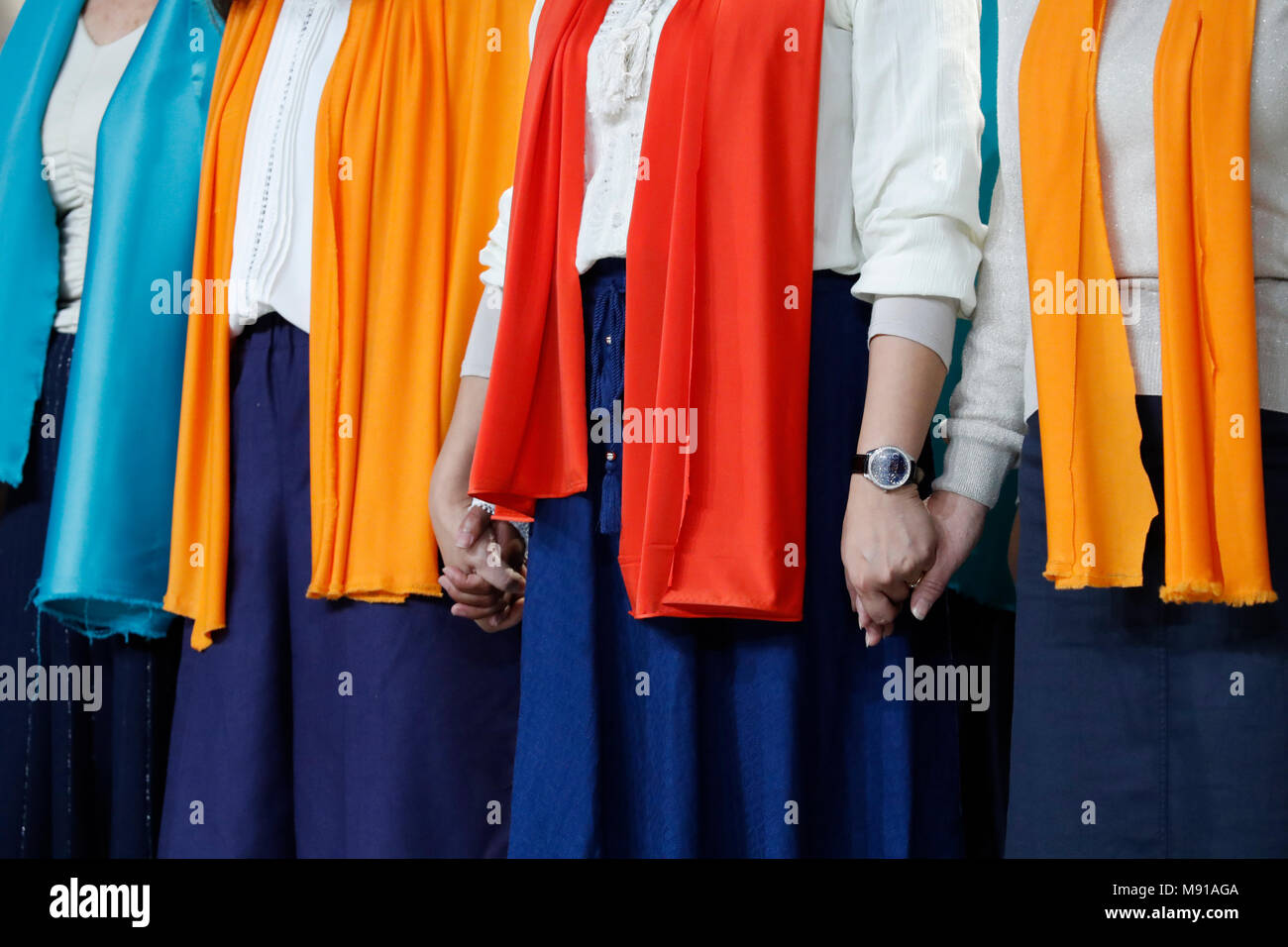 Celebrazione protestante presso la Zenith di Strasburgo. Coro femminile. Gosepl. Strasburgo. La Francia. Foto Stock