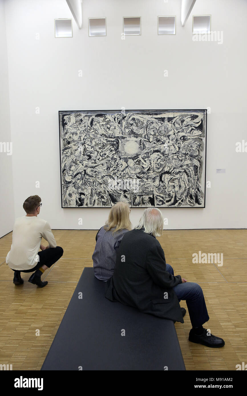 Musee National d'Art Moderne (National Museum di arte moderna), il centro Georges Pompidou di Parigi, Francia. Per i visitatori in cerca di un dipinto di Pierre Alechinsky Foto Stock