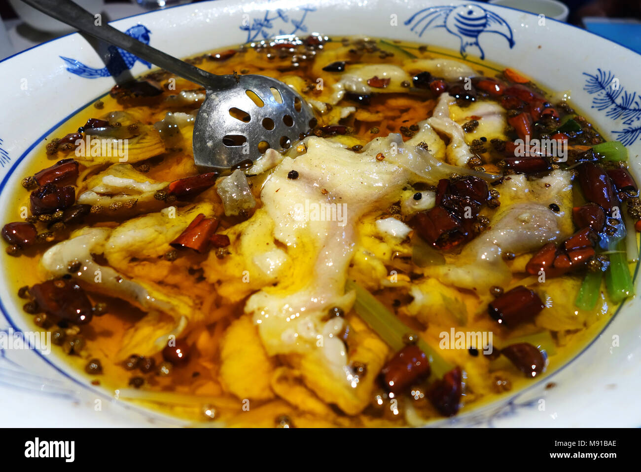 I filetti di pesce in hot chili di olio. Cinese cucina Sichuan Foto Stock