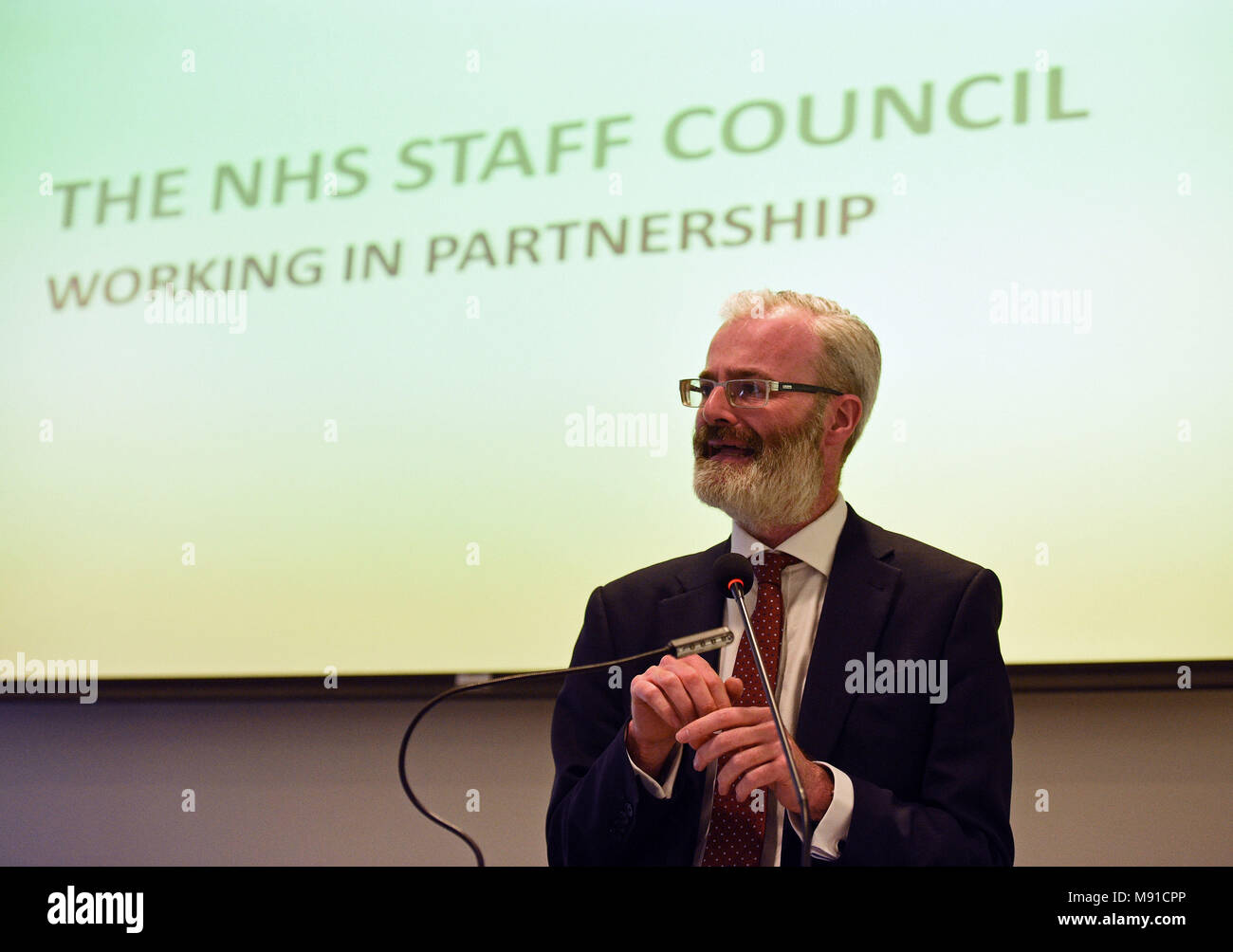 I datori di lavoro di NHS chief executive Danny Mortimer parla ad un incontro Unison ha sede a Londra dove leader sindacali che rappresentano i lavoratori NHS raccomandato l'accettazione di un'offerta pay compresa tra 6,5% e 29% in tre anni. Foto Stock