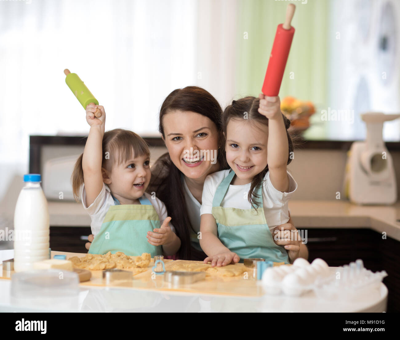 Funny kids i biscotti di cottura con sua madre Foto Stock