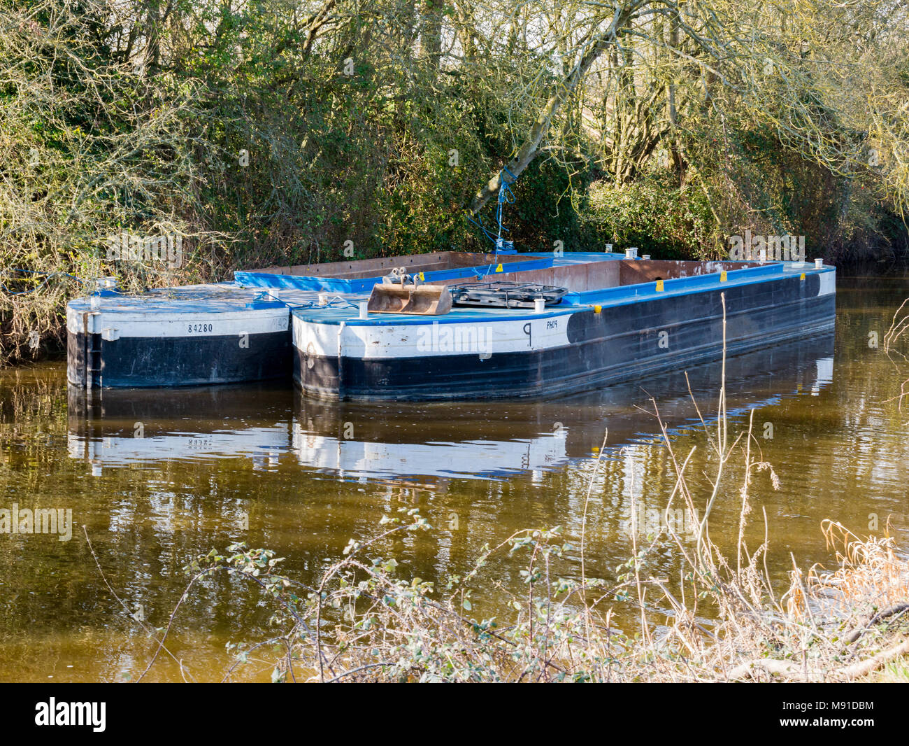 Opere di dragaggio sulla Royal Military canal, Appledore, Kent, Regno Unito Foto Stock