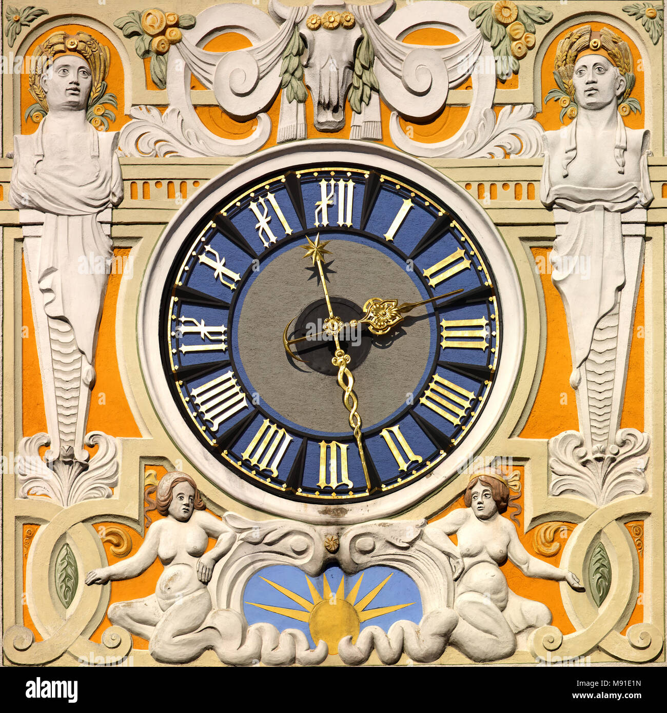 Orologio a Müllersches Volksbad (ex bagno pubblico) di Monaco di Baviera, Germania Foto Stock