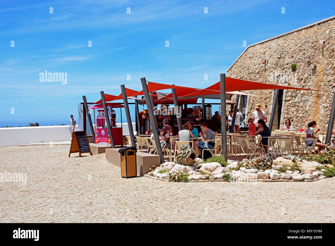 I turisti in un momento di relax a una coperta Pavement Cafe, Cape St Vincent, Algarve, Portogallo, dell'Europa. Foto Stock