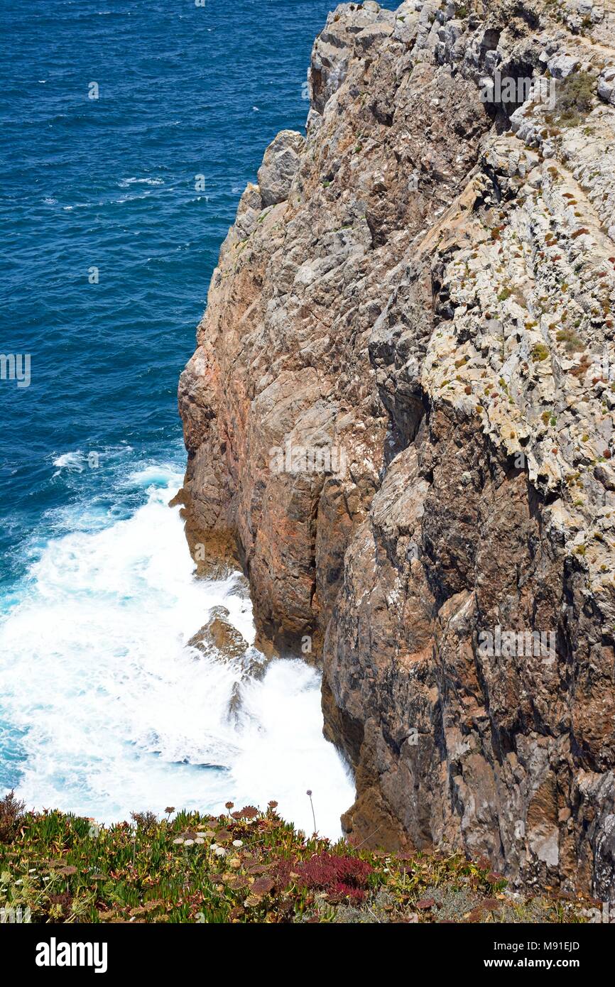 Vista lungo la costa frastagliata con vista oceano, Cape St Vincent, Algarve, Portogallo, dell'Europa. Foto Stock