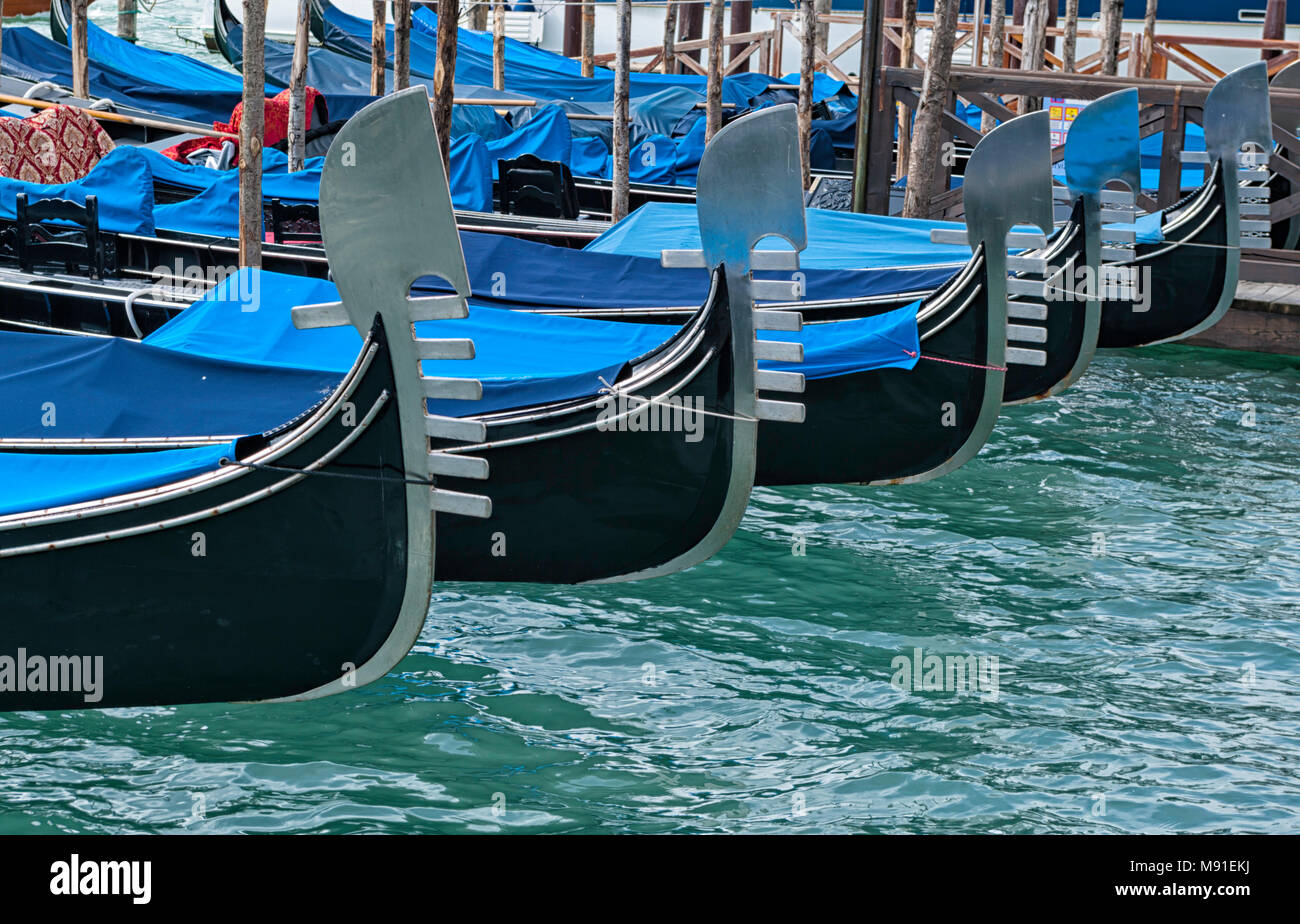 Dettagli sull'acciaio prua di una gondola veneziana ormeggiata nel canale di fronte a piazza San Marco a Venezia Foto Stock