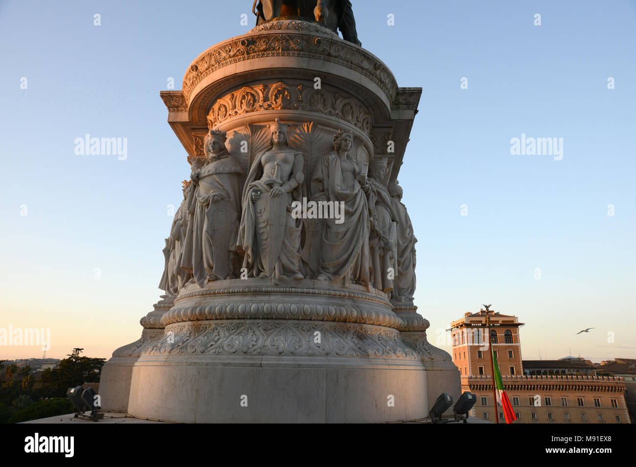 Immagine dettagliata delle incisioni sulla base di un monumento dell'Altare della Patria in Roma Italia Foto Stock