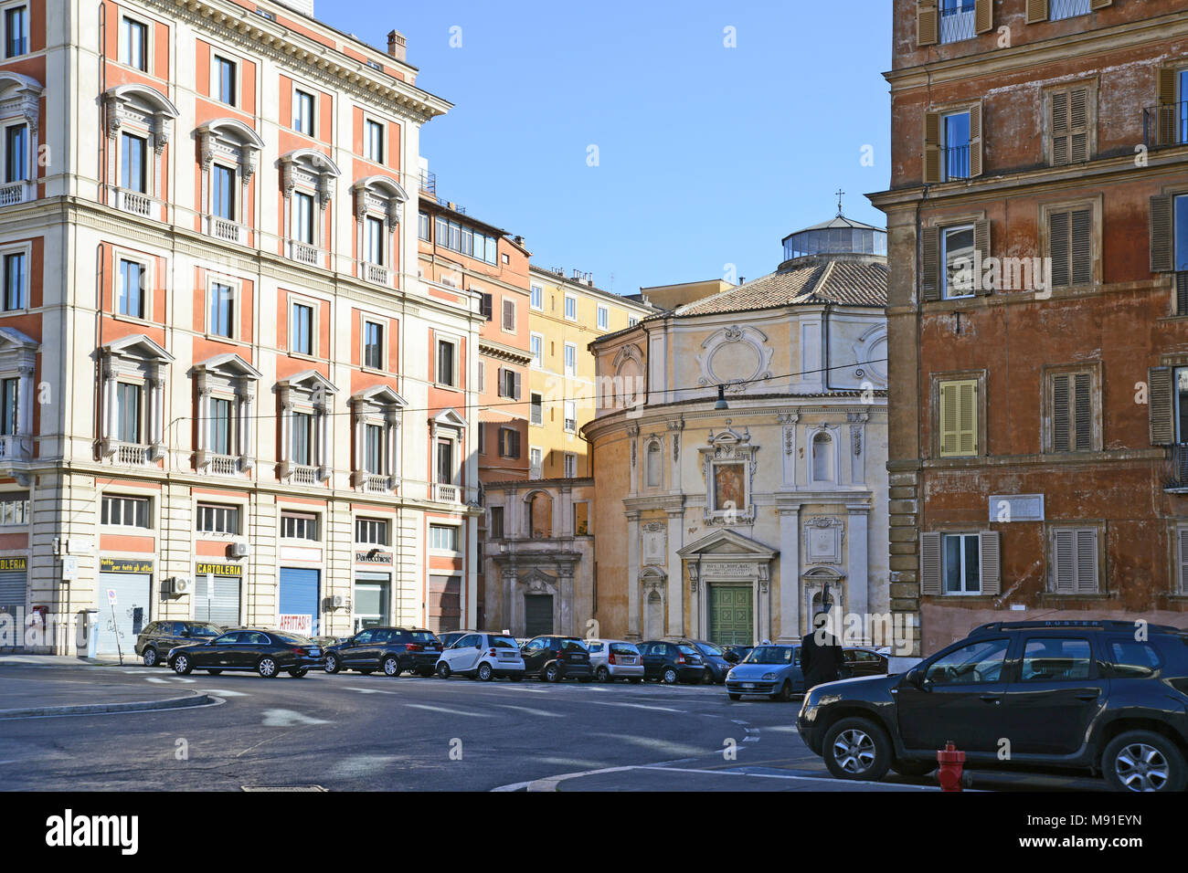La Chiesa di San Bernardo alle Terme è una chiesa cilindrica nella Piazza di San Bernado, Roma Italia Foto Stock