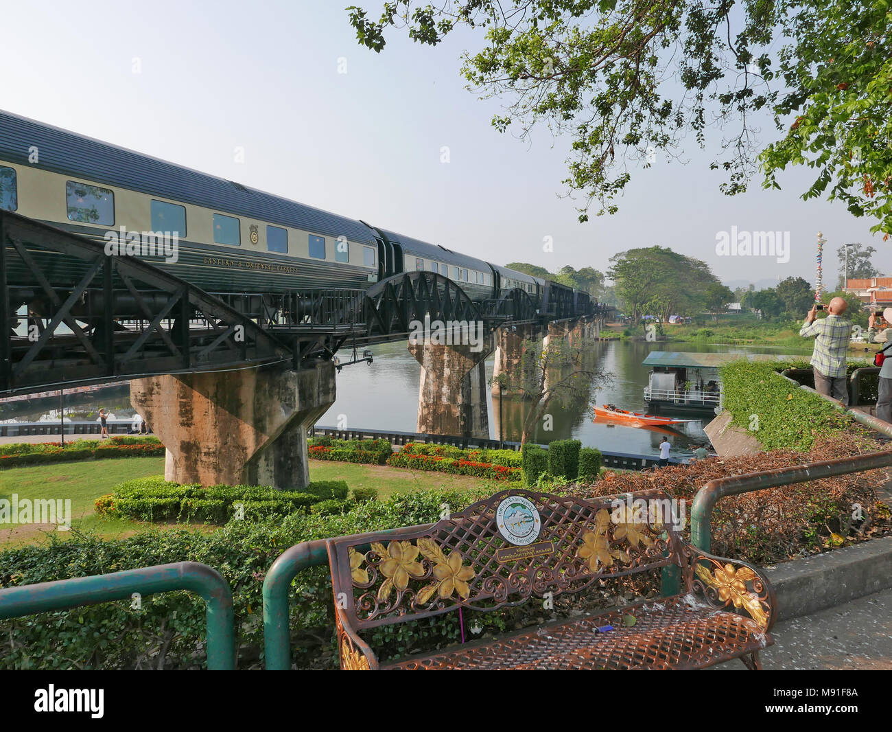 Il Belmond Oriental Express treno attraversando il ponte sul fiume Kwai in Kanchanburi, Thailandia Foto Stock
