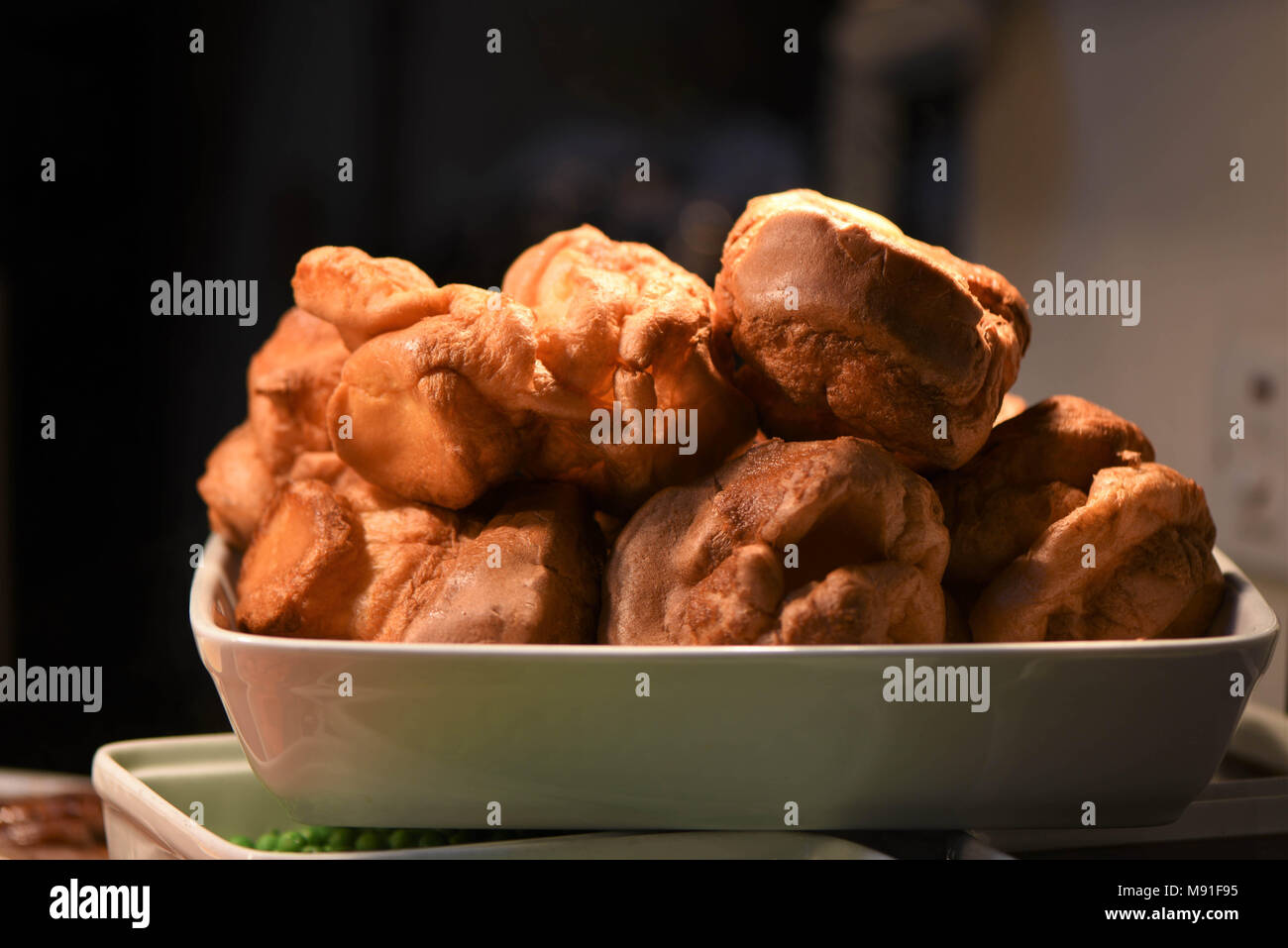 Piatto di cottura Yorkshire budini per un tradizionale arrosto Foto Stock