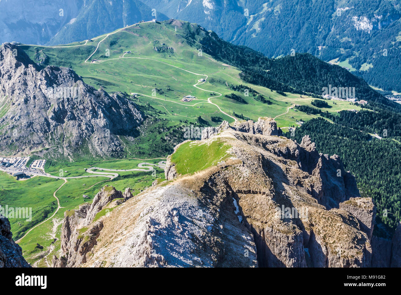 Vista dal Sass Pordoi picco in Dolomiti Foto Stock