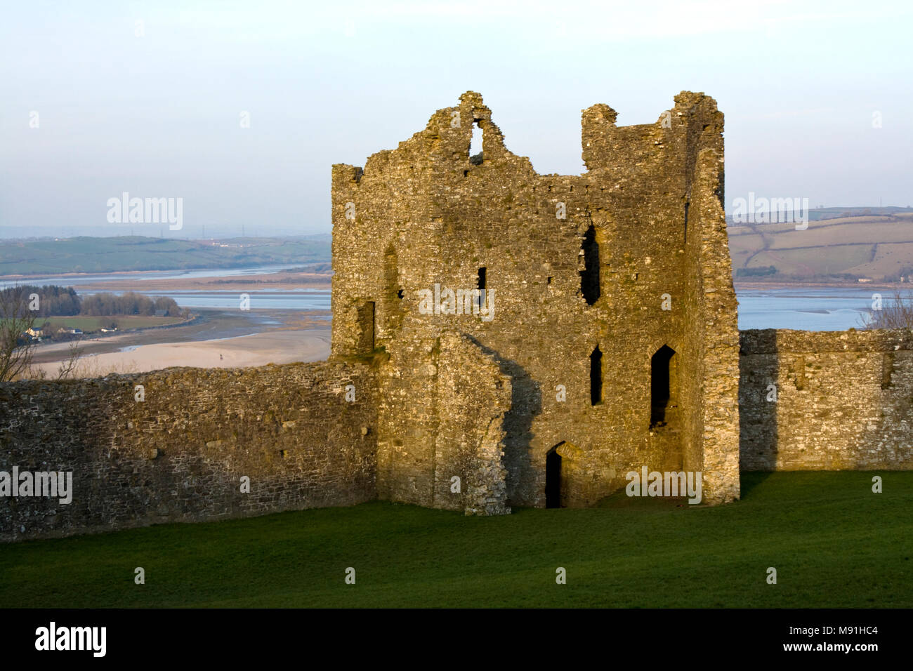 Rovine del Castello di Llansteffan sopra il Towy estuary, Carmarthenshire, Galles del Sud Foto Stock