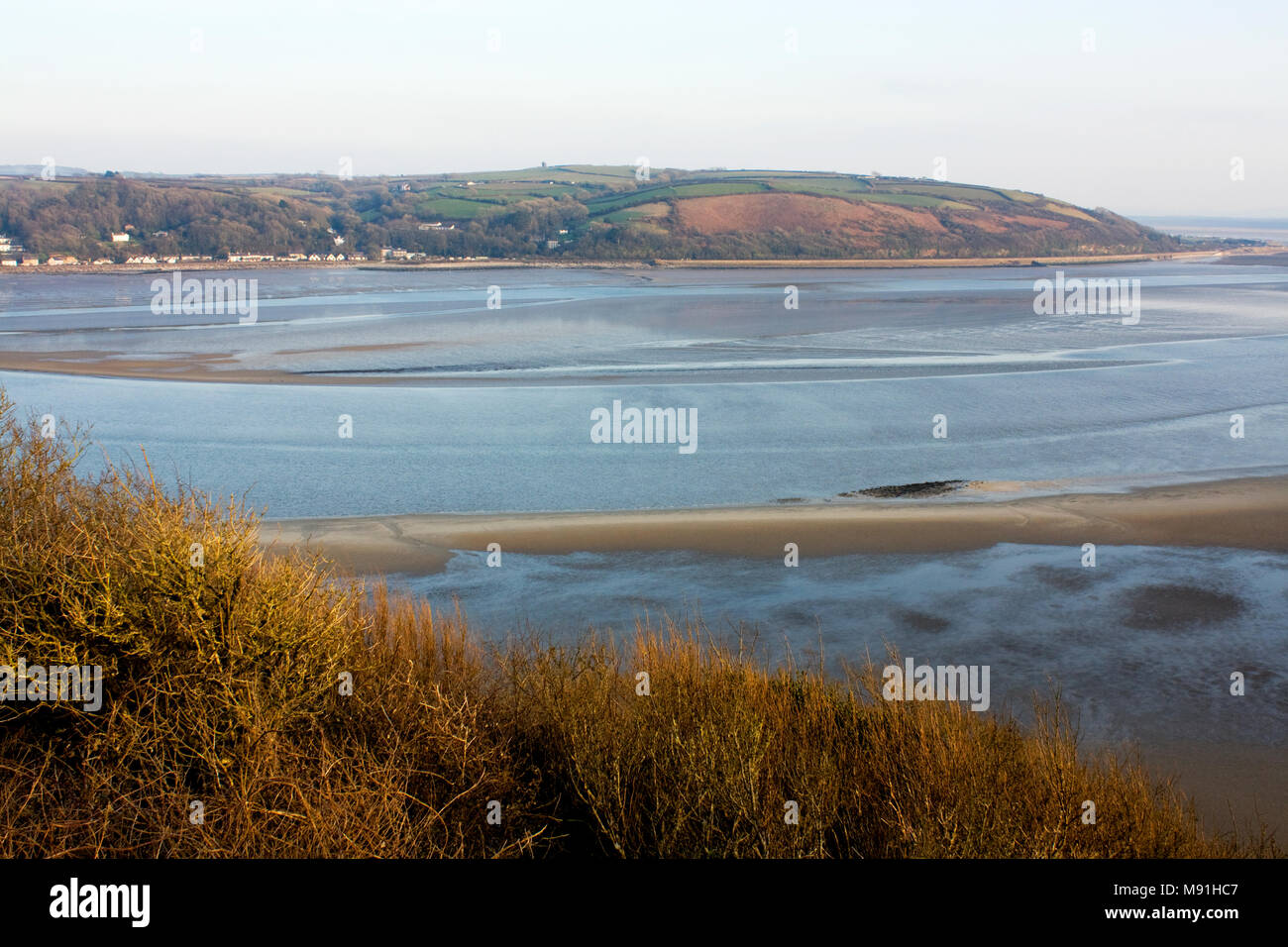 Guardando attraverso l'estuario del fiume Towy da Llansteffan Castle di Ferryside, Carmarthenshire, Galles del Sud Foto Stock