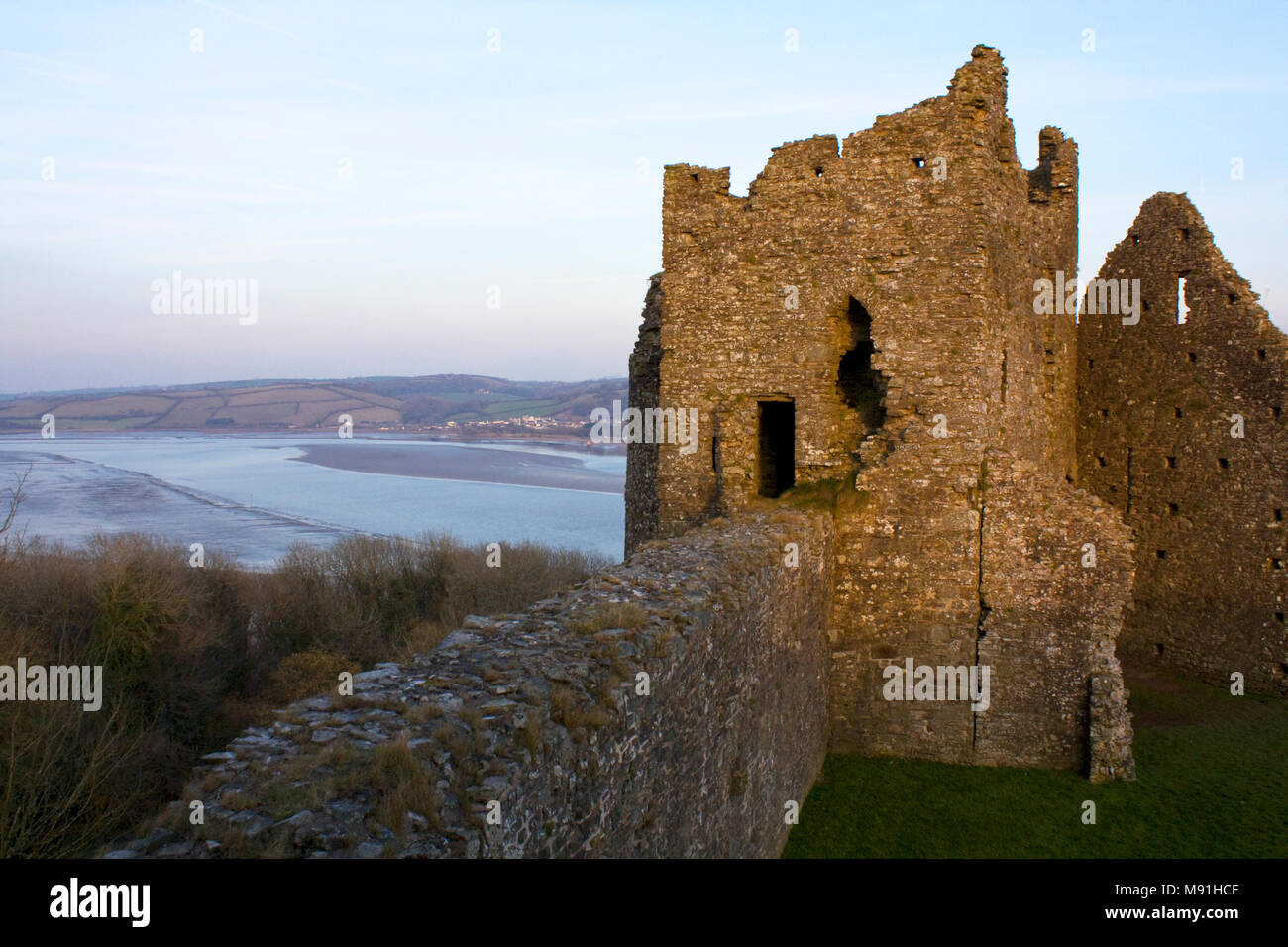 Rovine del Castello di Llansteffan sopra il Towy estuary, Carmarthenshire, Galles del Sud Foto Stock