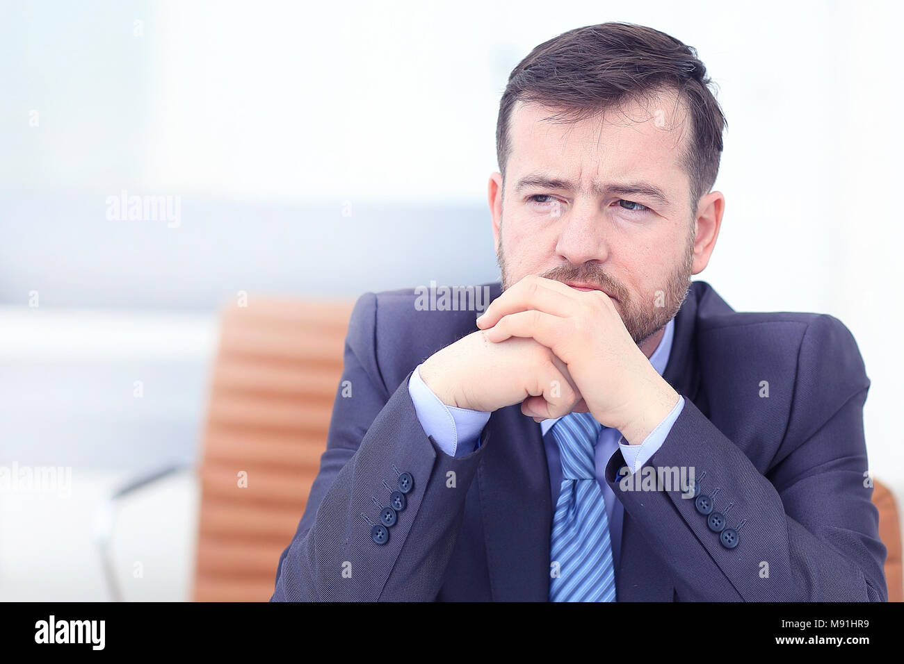 Stanco uomo d affari al lavoro in ufficio tenendo la testa sulle mani. Assonnato lavoratore nelle prime ore del mattino dopo la fine del lavoro notturno. Superlavoro, rendendo errore, lo stress, la cessazione o il concetto di depressione Foto Stock