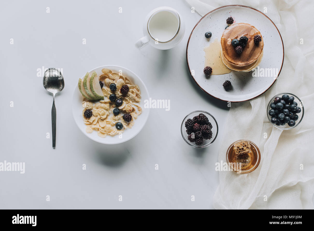 Vista superiore del fresco e salutare prima colazione gustosa su grigio Foto Stock