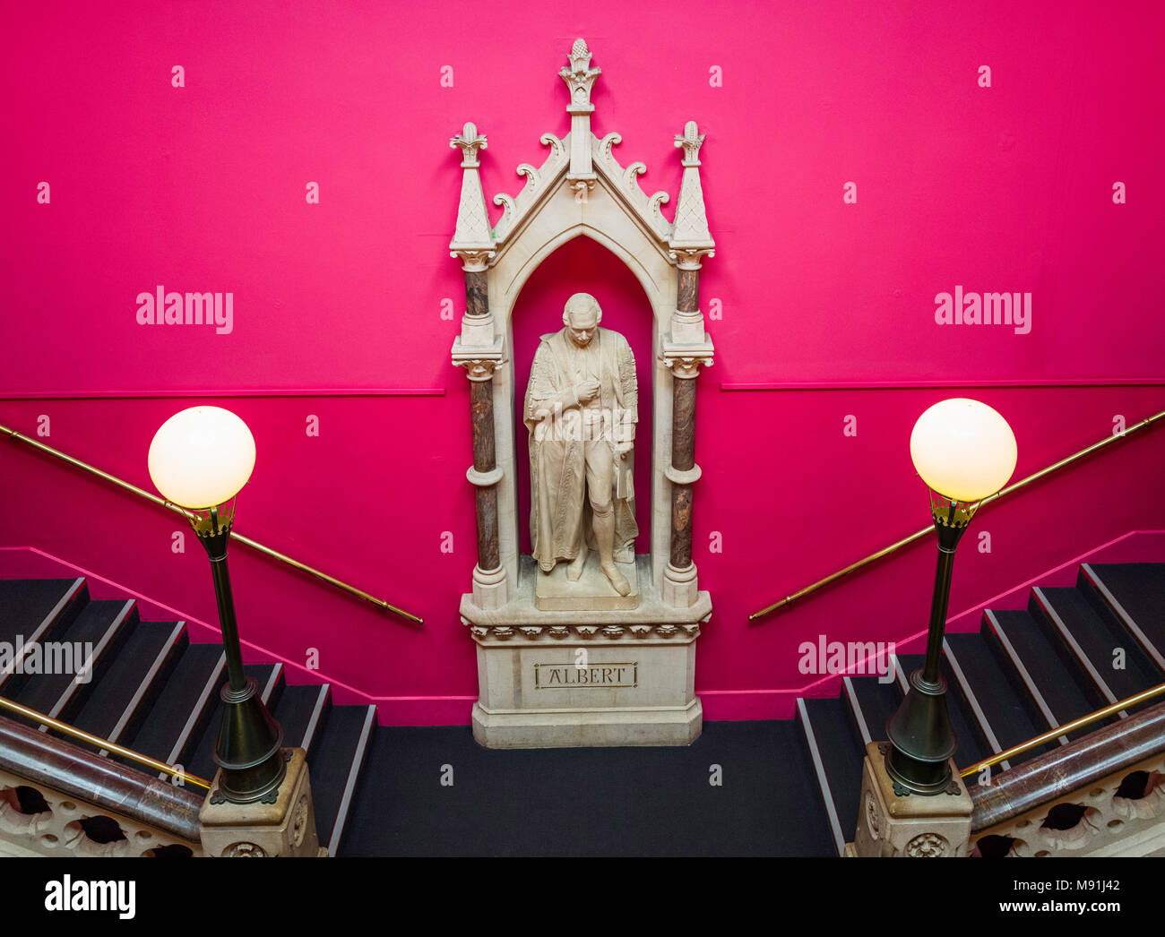 Statua di Alberto, Principe Consort, nella scala d'ingresso del Royal Albert Memorial Museum (1868), Exeter, Devon, Regno Unito. Foto Stock