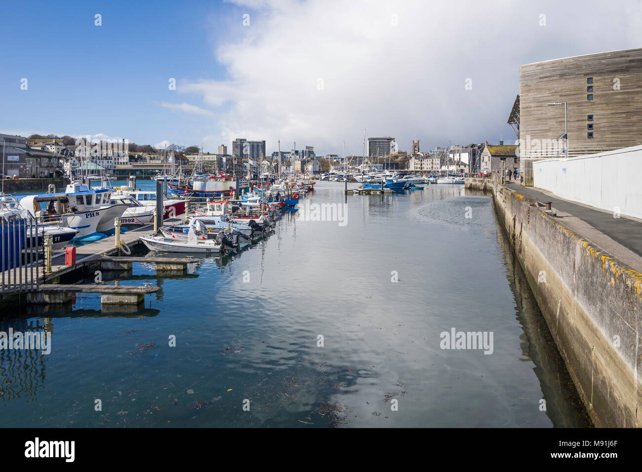 Barche ormeggiate nel porto di Sutton, Plymouth, UK. Foto Stock